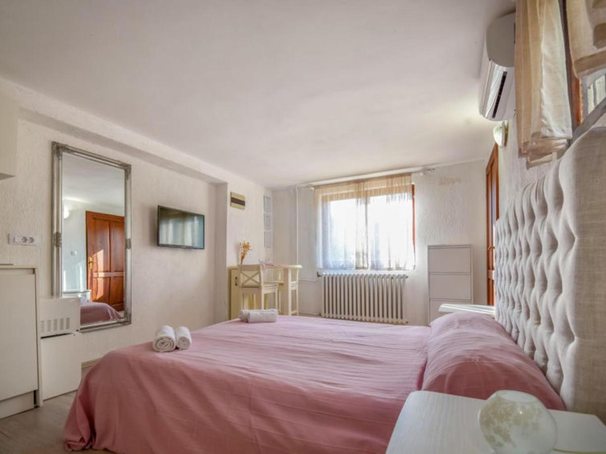 Studios Barre With Jacuzzi Rovinj Eksteriør billede