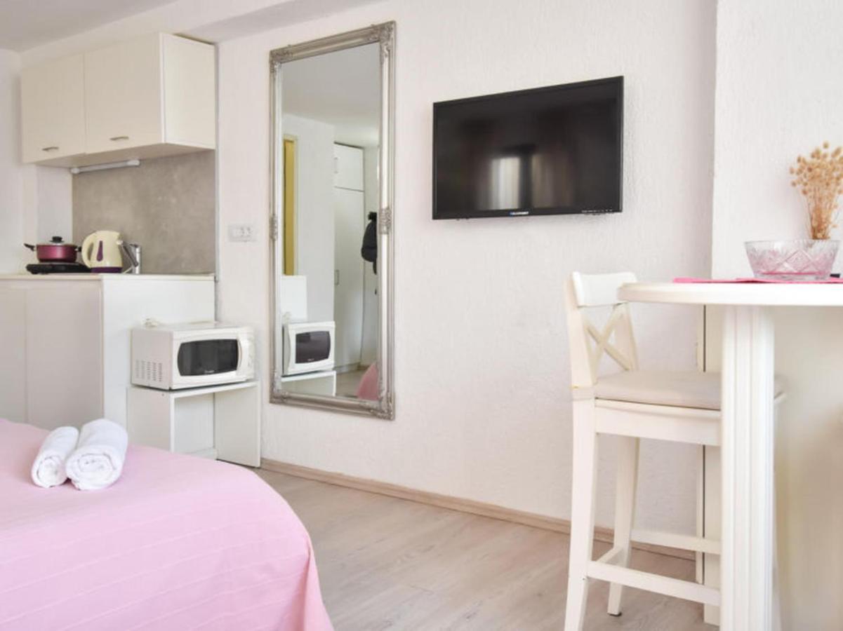 Studios Barre With Jacuzzi Rovinj Eksteriør billede